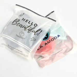 Aangepaste zwarte ziplock PE plastic kledingverpakkingszak met frosted design en logo
