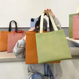 Sac de shopping tote non tissé pliable de différentes couleurs personnalisées avec poignée à boucle