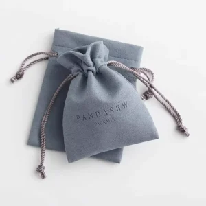 Bolsa de embalaje de regalo de joyería con logo en relieve personalizado de terciopelo