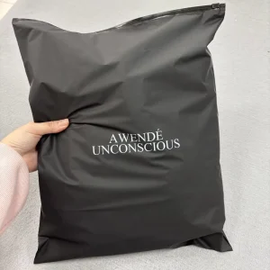 Individuelle Bekleidungsverpackungsbeutel mit Logo, Plastiktüten für T-Shirts und Sweatpants mit Reißverschluss, matt schwarze Tasche