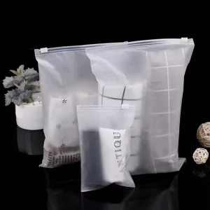 Aangepaste kledingverpakkingszakken Kleine gematteerde polyzak met rits en logo-printing