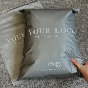 맞춤 로고 럭셔리 의류 가방 투명 폴리 지퍼 잠금 포장 PE 재질 의류 지퍼 가방 플라스틱 가방 포장