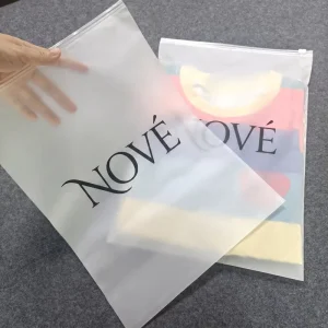 Kunststoffverpackungsbeutel mit benutzerdefiniertem Logo, frosted Garment Reißverschlussbeutel, Bekleidungsbeutel für T-Shirts, Hosen, Hoodies, Handtuchverpackung