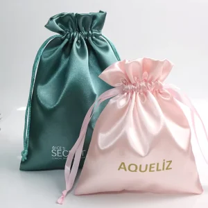 Individuell bedruckte Luxus-Seiden-Satin-Staubbeutel, Polyester-Zugband-Geschenkverpackung für Kleidung und Handtaschen mit individuellem Logo