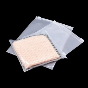 Individuelle T-Shirt Verpackungsbeutel Versiegelte Verpackungsbeutel für Unterwäsche und Socken Frosted Kunststoff Selbstklebende Bekleidungsbeutel