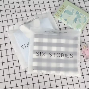 Individuelles Logo, halbtransparent, 100% recyceltes, frostiges, selbstklebendes T-Shirt-Taschen, kompostierbar und für die Verpackung von Kleidung