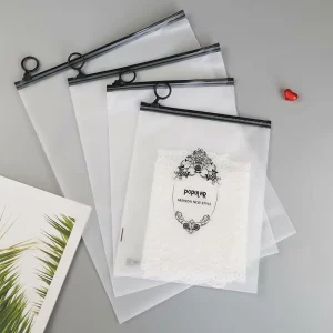 Aangepaste plastic verpakkingszak kleding zipzak voor kledingwinkel matte EVA kledingzak met zwarte rits