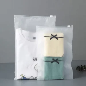 Fabrikbedruckte Logo-Reißverschlussverpackungsbeutel, benutzerdefinierte matte gefrostete Kunststoffverpackungs-Reißverschlussbeutel für Bekleidungsverpackung