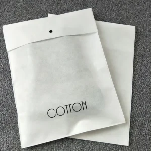 Hoogwaardige 70g Witte Niet-geweven Verpakkingszakken Met Aangepast Bedrukt Logo Niet-geweven Knopzakken voor Jurk T-shirt Hoodies Verpakking