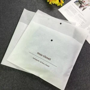 Pochette d'emballage non tissée de haute qualité, sac à boutons non tissé pour vêtements et chaussures