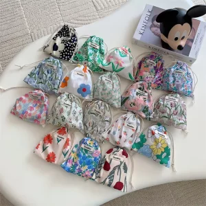 Japanischer Stil Blumenstoff Aufbewahrungstasche mit Kordelzug, tragbarer Haushalts-Kosmetikorganizer, kleine Größe für Kosmetikverpackung