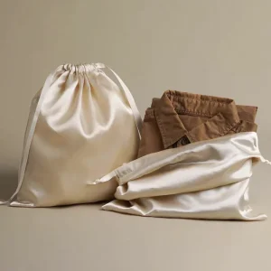 Luxuriöse silberne Satin-Zugtasche mit maßgeschneidertem Logo, Siebdruck, Schmuckbeutel für Textilverpackung