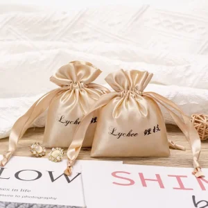Luxuriöse kleine Satin-Zugbeutel mit benutzerdefiniertem Flexografie-Logo für Schmuckgeschenkverpackung Luxuriöse Textilverpackungsbeutel