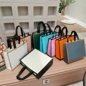 Nicht gewebte Taschen mit Logo Stoffgriff Einkaufstasche Recycelbare Bekleidungsverpackungstaschen maßgeschneiderte ODM OEM