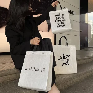 ถุงช้อปปิ้งที่เป็นมิตรกับสิ่งแวดล้อม ทนทาน ระดับสูง แบบถือมือ โปรโมชั่นบรรจุภัณฑ์ของขวัญแบบกำหนดเอง