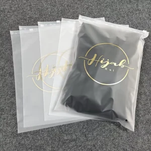 リサイクル可能な衣料品包装袋、印刷された衣料品用Tシャツバッグ、カスタムデザインのフロステッドジッパー袋、ロゴ入りPEソックス