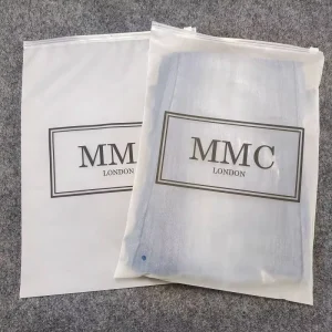 Recycleerbare PE kledingverpakkingszakken voor sokken, met een opdruk, op maat gemaakte ritszakken met een matte rits en logo