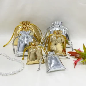 Kleine goldene und silberne glänzende metallische Kordelzugstoffgeschenkbeutel für Geschenke Textilverpackung