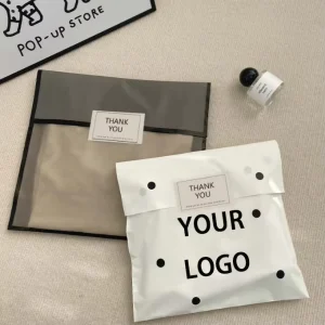 Transparente Bekleidungsverpackungsbeutel Matte Stoffverpackungsbeutel Selbstklebende Plastiktüten mit Logo-Druckmöglichkeiten