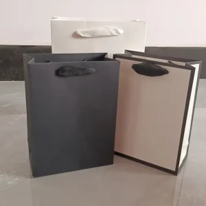 Sacos de Papel de Cartão Marfim de 230gsm com Alça, Sacos de Compras de Papel, Sacos de Mão em Stock