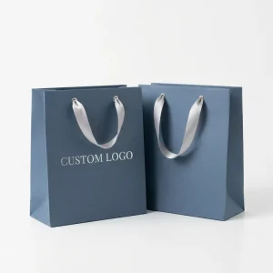 Ästhetische minimalistische benutzerdefinierte Logo-Papiertüten mit Bandgriffen für Boutique-Luxusbekleidung und Zubehörverpackung