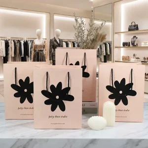 Kantong Kertas Belanja Mewah dengan Cetakan Logo Hitam untuk Kemasan Pakaian Gaun Setelan
