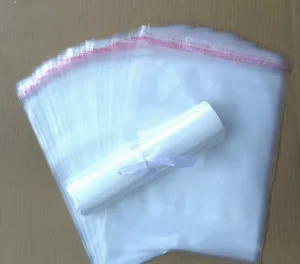 Bolsa de empaquetado de ropa, bolsa de plástico para chaqueta de plumas, bolsa de empaquetado de plástico de 80 micrones 60 * 80, bolsa sellada adhesiva de gran tamaño