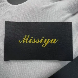 Benutzerdefinierte hochdichte gewebte Etiketten hautfreundlich 100% Polyester Kleidungsetiketten für Kleidung Hosen Kleider