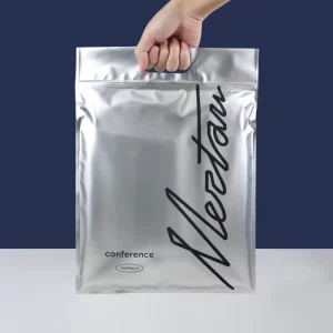 Benutzerdefinierte LOGO Druck Mylar Verpackung Aluminium Silber Matt Verpackung Kleidung Wasserfeste Plastiktüten mit Griff