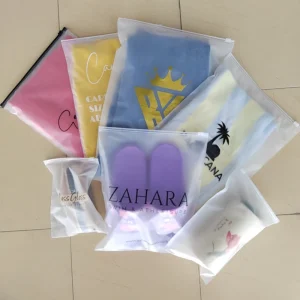 Sac à fermeture éclair mat givré de haute qualité avec logo personnalisé, sacs d'emballage en plastique pour vêtements.