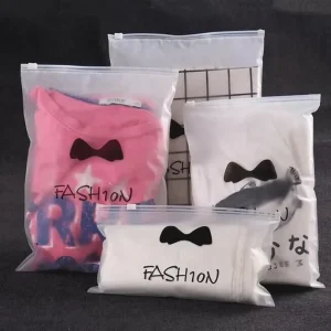 Sac de vêtement transparent en polyéthylène avec logo personnalisé, sac zip pour t-shirt, sac zip en plastique givré pour vêtements