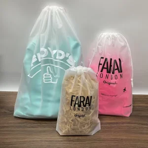 Aangepaste logo geprinte grote transparante frosted trekkoord tas, make-up trekkoord zak, geschenkverpakking tas