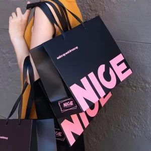 Borsa regalo di lusso in carta stampata con logo personalizzato, borsa per la spesa per abbigliamento per uomini e donne