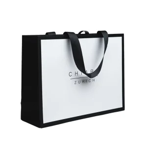 Individuelles Logo WEISEN recycelbare Boutique-Kleidertaschen weiße personalisierte Kunstpapierverpackung mit langen Bändern und Heißfolienprägung
