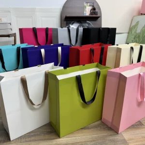 Borsa regalo bianca di lusso personalizzata per abbigliamento, sacchetti di carta per shopping con manici