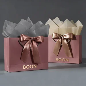 Maßgefertigte Luxus-Weißkartontragetasche mit Goldfolienlogo für Einkaufs-, Geschenk-, Bekleidungs- und Kleidungsverpackungstasche mit Griff