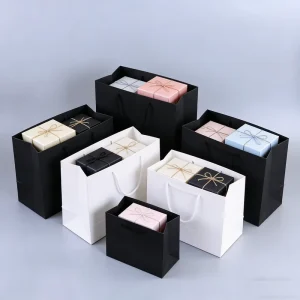 Saco de Papel de Compras de Luxo Laminado Preto Personalizado com Logótipo Impresso e Alça de Fita para Roupas e Presentes