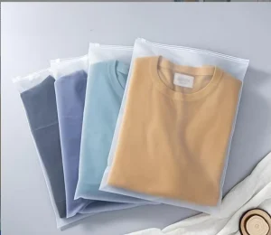 कस्टम प्रिंटेड बायोडिग्रेडेबल पीई ज़िपर बैग इको फ्रेंडली रिसाइक्लेबल स्लाइडर बैग एम्बॉस्ड फिनिश कस्टम रंग के लिए जूते मोजे