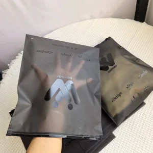Sacs d'emballage de vêtements personnalisés imprimés, sacs à fermeture éclair froissés avec logo imprimé en noir mat