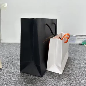 Individuell bedruckte Pappverpackung mit Ihrem eigenen Logo, weiße/braune Kraft-Geschenk-Tüte mit Griffen