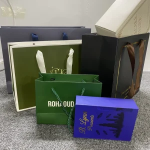 Individuell bedruckte Pappverpackung mit Ihrem eigenen Logo, weiße/braune Kraft-Geschenk-Tüte mit Griffen