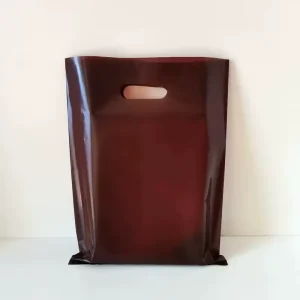 Bolsa de T-shirts de polietileno reciclable personalizada con mango troquelado para promoción de negocios y compras con logo