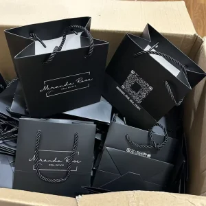 حقيبة ورقية صغيرة بطباعة شعار مخصص، لون أسود، طباعة مزدوجة الجوانب، مقبض حبل لحمل الهدايا الصغيرة