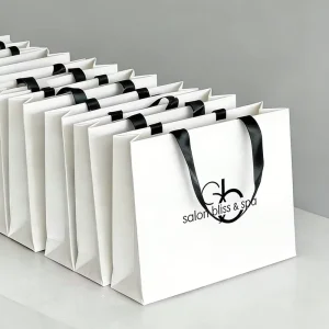 Individuelle Goldfolien-matte, geprägte, laminierte Papiertasche, Logo, große mittlere weiße Geschenktüte, robuste Papiertasche für Bekleidungsgeschäfte