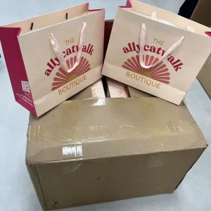 Sacs d'emballage en carton imprimés avec logo personnalisé, sacs en papier orange avec poignée, emballage cadeau en papier noir pour vêtements