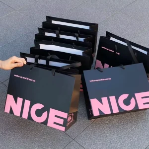 Benutzerdefinierte, bedruckte Papiertüten in klassischem Pink und Schwarz, Einkaufskartons mit Riemen für die Verpackung