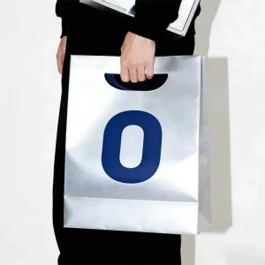Bolsa de Papel con Asa Troquelada, Impresión de Logo Personalizada, Embalaje Minorista con Acabado en Foil Plateado para Ropa, Vestidos, Sudaderas, Embalaje Exterior
