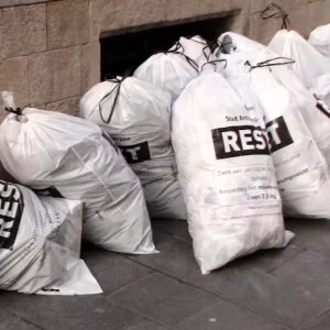 Fabrieks op maat gemaakte witte plastic vuilniszakken, duurzame trekkoord REST afvalzakken voor de gemeente België
