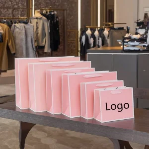 Mit Logo bedruckte rosa Papierverpackungstaschen für Kleidung und Unterwäsche, luxuriöse Boutique-Papiertasche mit Griff
