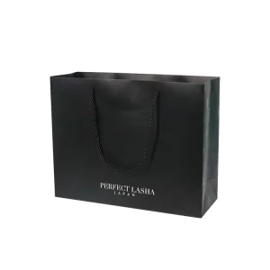 Sac en papier noir laminé mat avec poignée en ruban blanc personnalisée